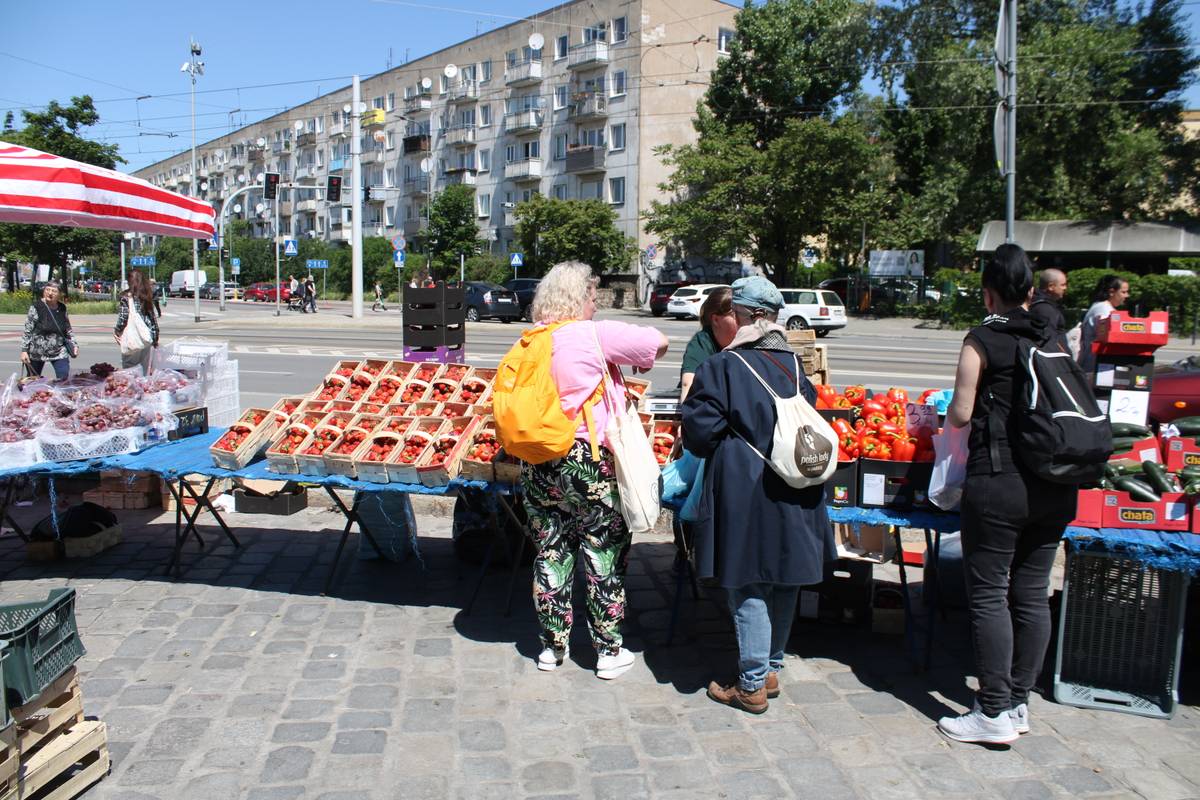 A food stand on the sidewalk