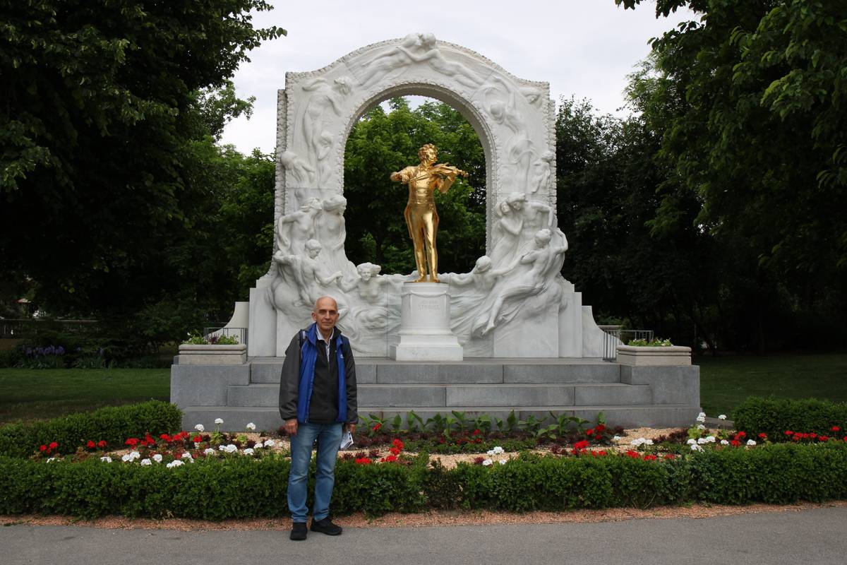 My father stands next to a statue of Strauss